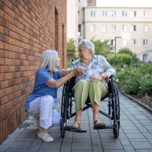 Alltagsbegleiterin vom Betreuungsdienst Henk unterstützt Seniorin im Rollstuhl in Wildeshausen