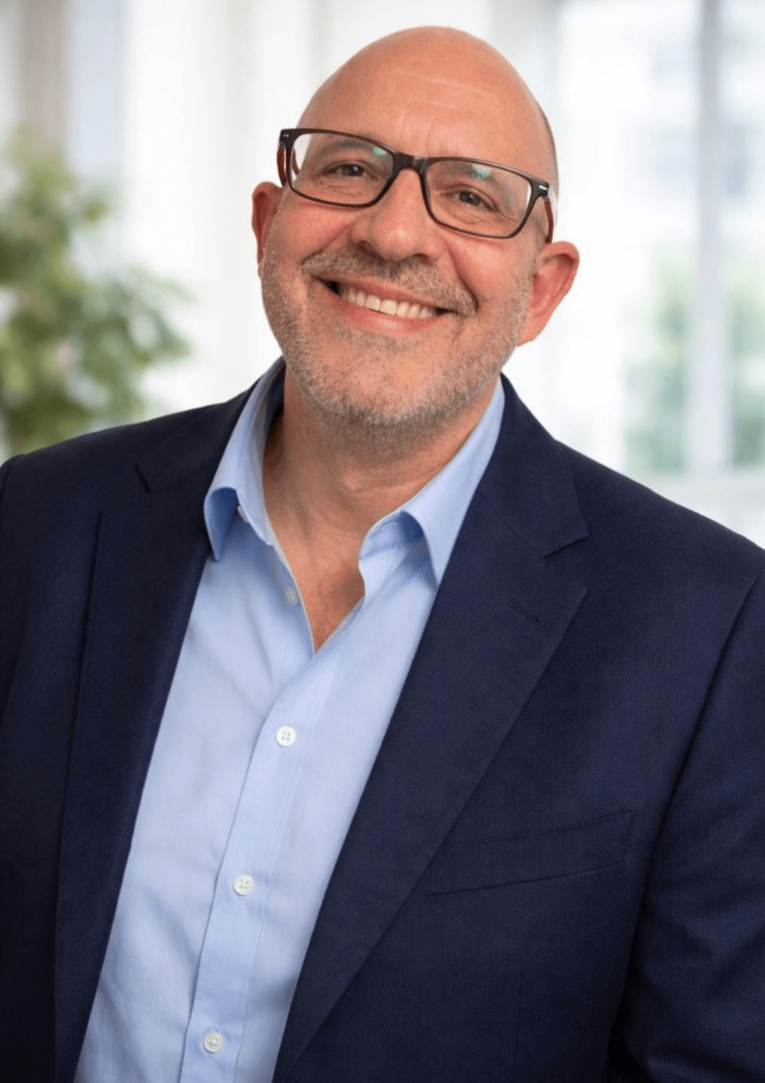 Lächelnder Mitarbeiter des Betreuungsdienst Henk in Wildeshausen vor hellem Hintergrund