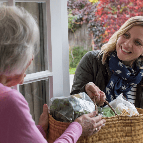 Einkaufshilfe vom Betreuungsdienst Henk für Seniorin in Wildeshausen an der Haustür